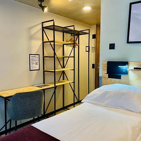 Peaky Riders Self Check-in Hotel *